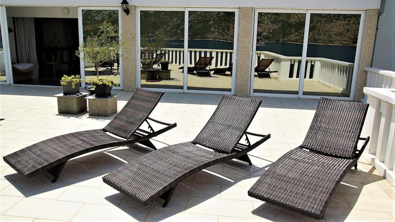 Penthouse Stoliv: Beachfront With Private Jetty Apartment *